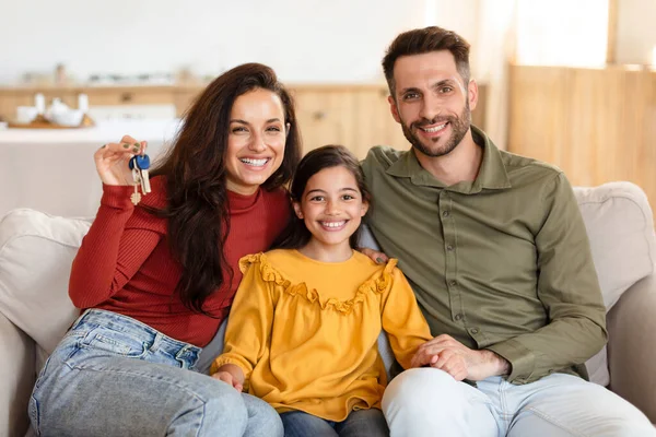 Trotse Huiseigenaren Glimlachende Familie Van Drie Met Kleine Dochter Toont — Stockfoto