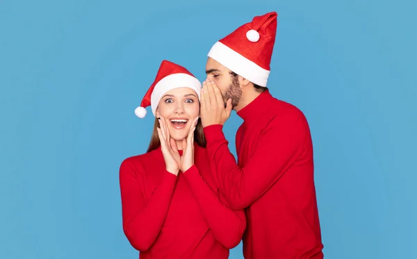 Joven Santa Sombrero Susurrando Secreto Navidad Emocionada Novia Ortografía Oído — Foto de Stock