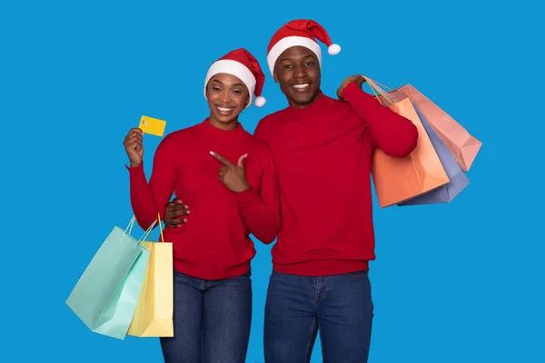 Julhandlarerbjudande Glada Afroamerikanska Köpare Par Med Shopper Väskor Visar Kreditkort — Stockfoto
