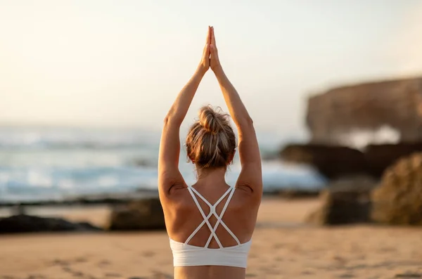 难以辨认的女人喜欢户外运动 练习瑜伽 做呼吸练习 在海滩上冥想 回头看 生活方式和身体护理 外部平衡 — 图库照片