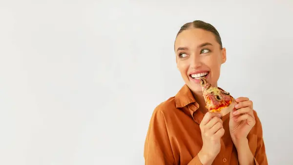 Lezzetli Talyan Pizzasından Bir Dilim Yiyen Mutlu Bir Kadın Beyaz — Stok fotoğraf