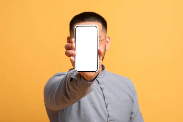 Unerkennbarer Mann Hält Smartphone Mit Leerem Weißen Bildschirm Deckt Gesicht — Stockfoto