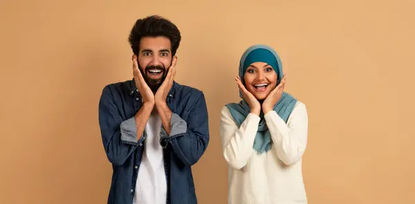 Geweldige Aanbieding Portret Van Een Verrassend Arabisch Paar Kijkend Naar — Stockfoto