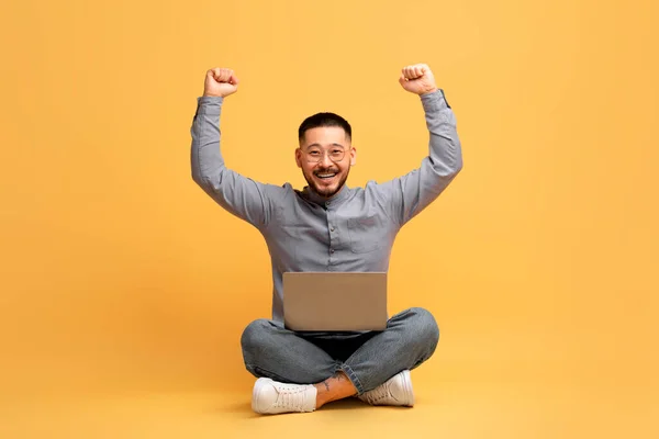 Çevrimiçi Kazanan Neşeli Asyalı Genç Adam Dizüstü Bilgisayarla Başarıyı Kutluyor — Stok fotoğraf
