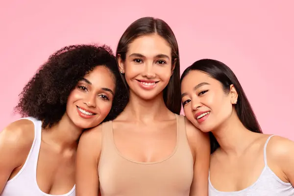 Porträt Glücklicher Junger Multiethnischer Freundinnen Die Vor Rosa Studiohintergrund Posieren — Stockfoto