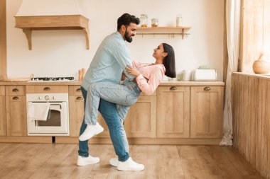 Romantik Hintli çift birlikte eğleniyor, mutlular, mutfak içinde dans ediyorlar, tam boy, yan görüş. Neşe, romantik randevu, kutlama yıldönümü ve evde pozitif bir hafta sonu.