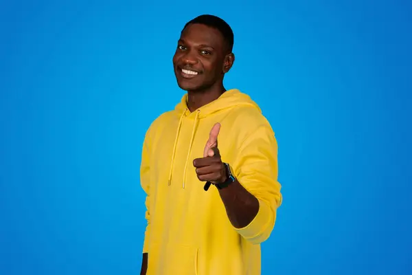 青い背景 スタジオで孤立したカメラで 若い黒人男性が指を指差す笑顔 推薦広告と提供 人間の感情 あなたの選択 あなたのターン モチベーションライフスタイル — ストック写真
