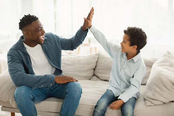 Family Unity African American Daddy Kid Son Giving High Five — Stock Photo, Image