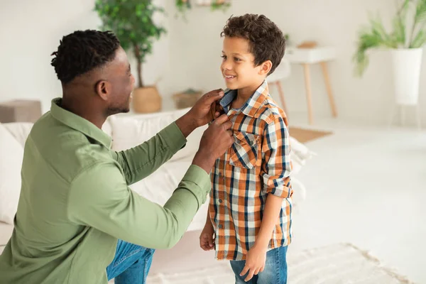 Papà Afroamericano Abbottonatura Figli Camicia Casual Ottenere Suo Ragazzo Pronto — Foto Stock