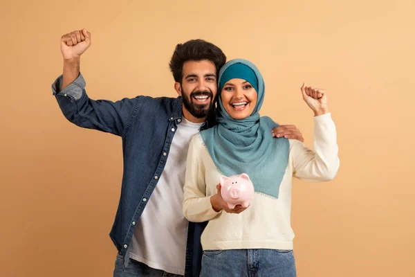 Happy Young Muslim Couple Holding Piggy Bank Het Vieren Van — Stockfoto