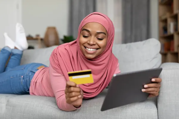 Онлайн Платежі Щаслива Чорна Ісламська Леді Використовуючи Цифровий Планшет Кредитну — стокове фото