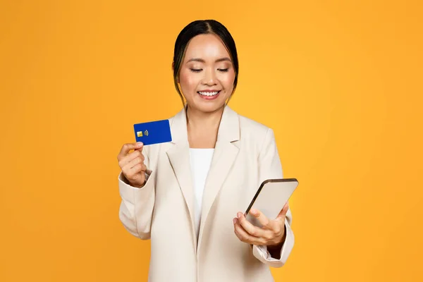 Cieszę Się Młoda Azjatycka Kobieta Garniturze Korzystać Karty Kredytowej Telefonu — Zdjęcie stockowe