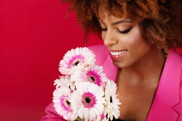 Kızıl Arkaplan Üzerinde Çiçeklerle Çekici Siyah Bayan Poz Vermenin Stüdyo — Stok fotoğraf