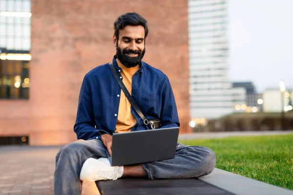 Midden Oosten Guy Freelancer Werkt Online Laptop Zitten Buiten Stedelijk — Stockfoto