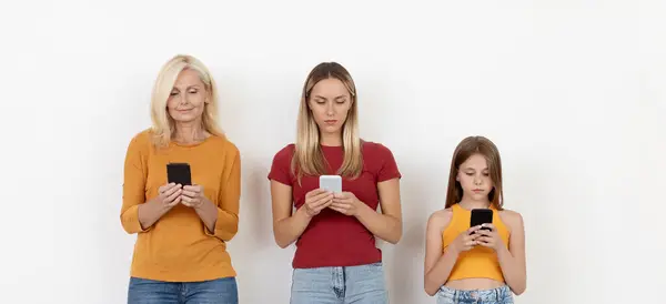 Vício Gadgets Família Caucasiana Três Gerações Mulheres Segurando Usando Telefones — Fotografia de Stock