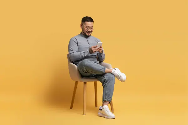 Mensen Technologie Concept Portret Van Een Lachende Aziatische Man Die — Stockfoto