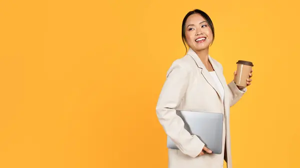 Bir Fincan Kahve Dizüstü Bilgisayarla Takım Elbiseli Mutlu Asyalı Kadın — Stok fotoğraf