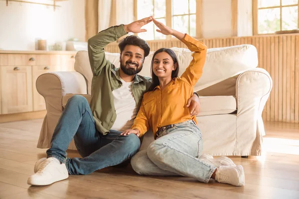 Szczęśliwa Młoda Indyjska Żona Mąż Siedzą Podłodze Robią Dach Rękami — Zdjęcie stockowe