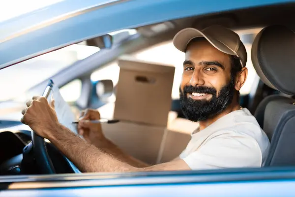 Vervoer Bearded Arabic Deliveryman Notes Delivery Adres Zittend Met Kartonnen — Stockfoto
