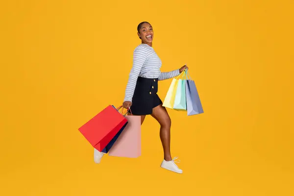 Glückliche Attraktive Junge Afroamerikanerin Stylischem Outfit Shopaholic Mit Einkaufstüten Den — Stockfoto