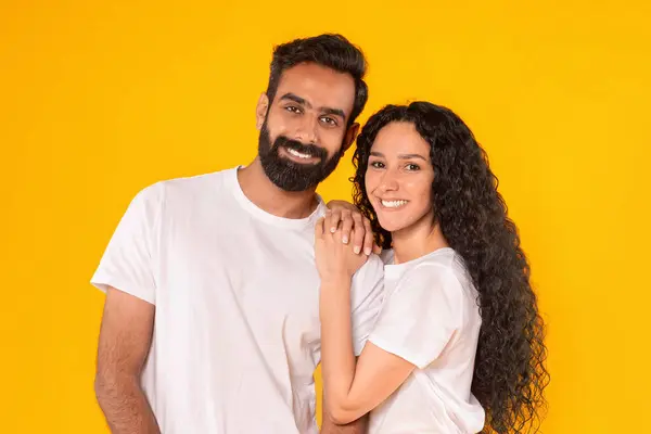 Studio Portret Van Gelukkig Arabisch Paar Verliefd Knuffelen Glimlachen Camera — Stockfoto