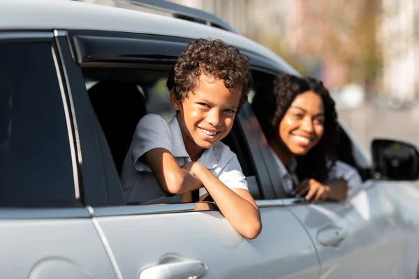 Positivo Afro Americano Mãe Criança Olhando Mover Branco Carro Janelas — Fotografia de Stock