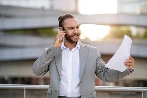 Affärsproblem Angry Young Businessman Holding Papers Talking Cellphone Utomhus Furious — Stockfoto