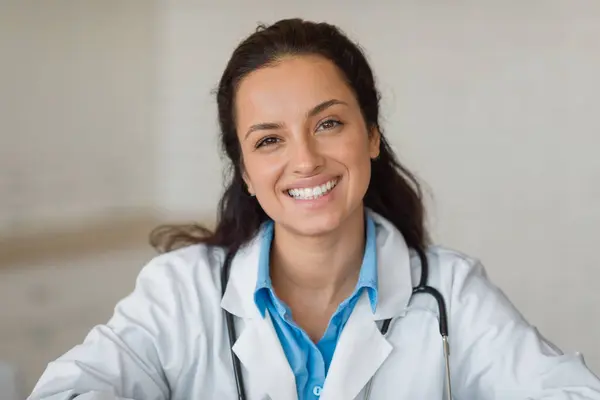 Potret Dokter Wanita Muda Yang Bahagia Duduk Kantornya Klinik Melihat — Stok Foto