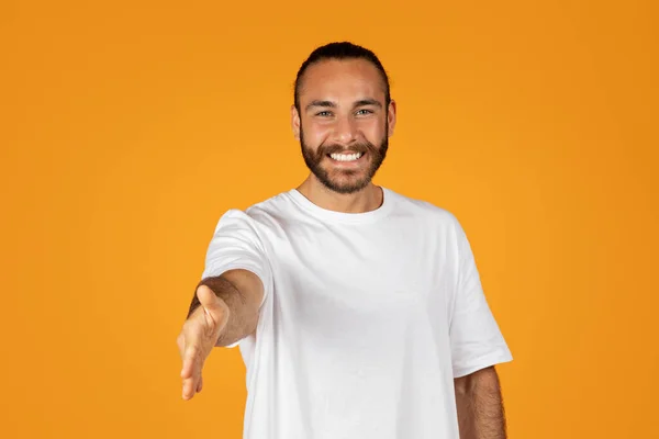 Lachende Vriendelijke Volwassen Europeaan Met Baard Wit Shirt Geeft Hand — Stockfoto
