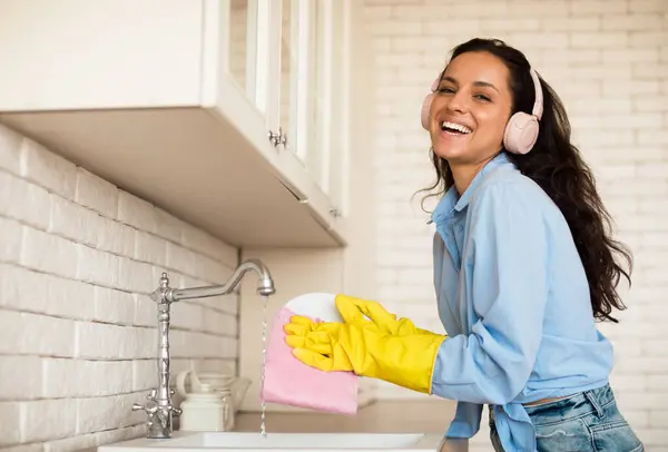 Happy Young European Woman Headphones Washing Dishes Home Wearing Rubber — Stock Photo, Image