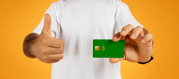 Adulto Europeu Cara Branco Shirt Usar Cartão Crédito Mostrar Polegar — Fotografia de Stock