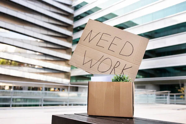Concepto Desempleo Placard Con Texto Del Trabajo Necesidad Puesto Caja — Foto de Stock