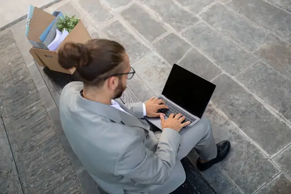 Site Pesquisa Emprego Jovem Empresário Usando Laptop Com Tela Branco — Fotografia de Stock