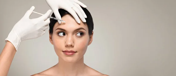Hands Cosmetologist Gloves Make Rejuvenating Wrinkle Injection Calm Millennial European — Stock Photo, Image