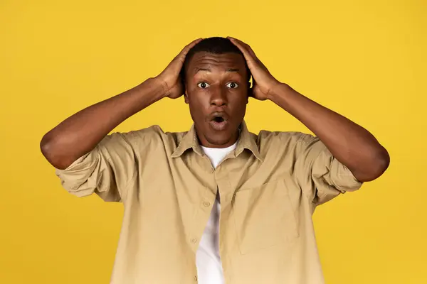 아프리카계 미국인 남자는 캐주얼 프레스 머리에 노란색 스튜디오 배경에 스트레스 — 스톡 사진