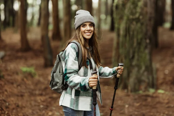Lächelnde Junge Kaukasische Dame Jacke Hut Und Trekkingstöcken Spazieren Wochenende — Stockfoto