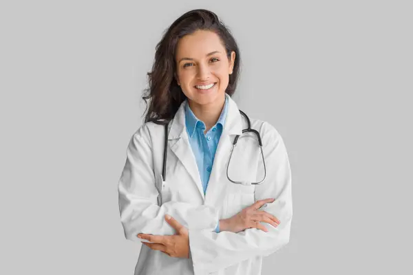 Leende Glad Kvinnlig Läkare Bär Vit Uniform Och Stetoskop Stående — Stockfoto