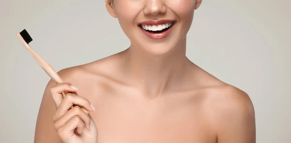 Glada Tusenåriga Europeiska Kvinna Med Perfekt Leende Borsta Tänderna Njuta — Stockfoto