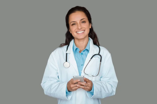Dokter Vrouw Met Smartphone Met Behulp Van Medische Toepassing Staan — Stockfoto