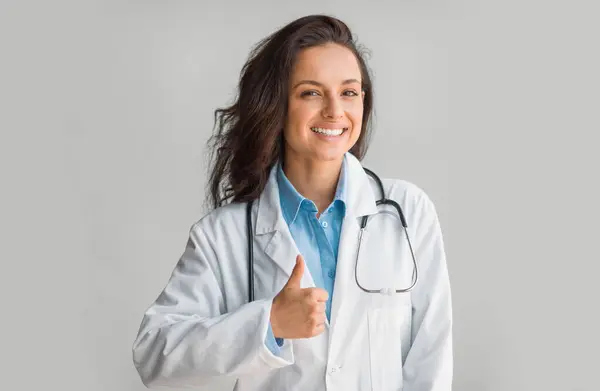 Дружня Молода Жінка Медичному Одязі Показує Великий Палець Посміхається Камеру — стокове фото