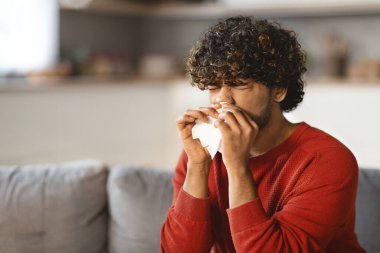 Hasta, genç Hintli bir adam evdeki koltukta otururken kağıt mendile burnunu sümkürdü. Kapalı çekimde, hastalıklı doğu adam Rhinitis ya da Alerji 'den muzdarip, kendini kötü hissediyordu. Mevsimsel grip geçiriyordu.