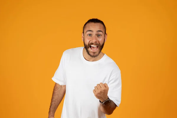 Lächelnder Erwachsener Europäischer Typ Mit Bart Weißen Shirt Freut Sich — Stockfoto