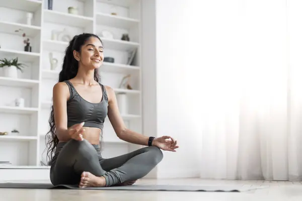Stressverlichting Yoga Meditatie Mindfulness Concept Gelukkig Atletisch Mooi Jong Indiaans — Stockfoto