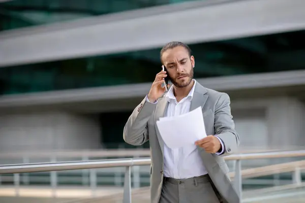 Vážný Mladý Podnikatel Mluví Mobilu Kontroluje Papíry Venku Zaneprázdněný Muž — Stock fotografie