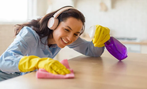 Happy Lady Dusting Table Cleaning Desktop Rag Caring Wooden Furniture — Stock Photo, Image