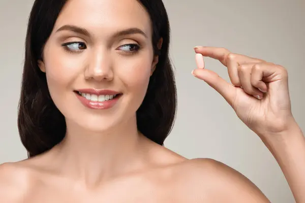 Lächelnde Millennial Europäerin Mit Perfekt Glühender Haut Die Kapselvitamine Tabletten — Stockfoto