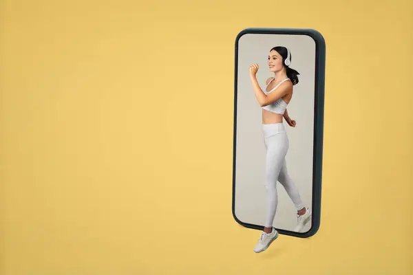 Aplikacja Fitness Sportowa Kobieta Uciekająca Ekranu Telefonu Komórkowego Ćwicząca Online — Zdjęcie stockowe