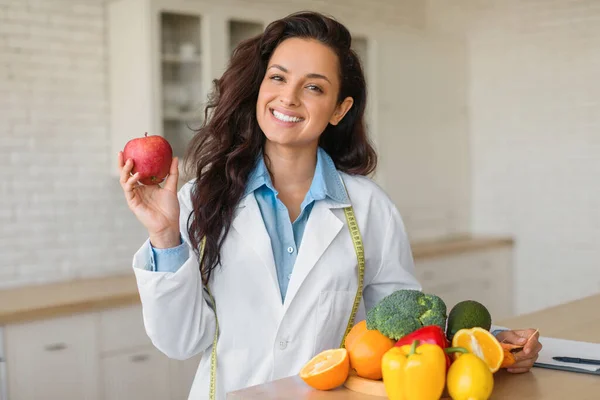 Ritratto Felice Dietologa Donna Con Mela Mano Che Raccomanda Frutta — Foto Stock