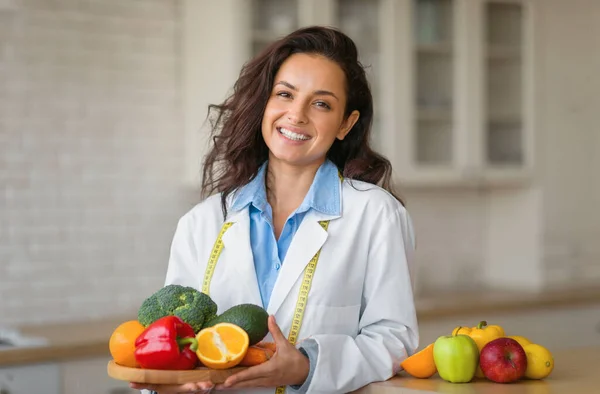 Wählen Sie Hochwertige Gesunde Lebensmittel Fröhliche Ernährungsberaterin Hält Teller Mit — Stockfoto