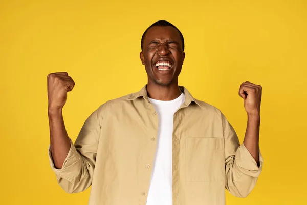 Happy Young African American Guy Casual Raises Fists Rejoices Success — Stock Photo, Image